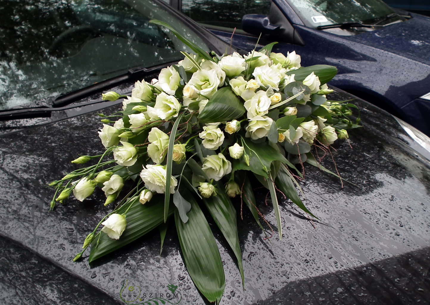 Virágküldés Budapest - ovális autódísz liziantusszal és bokros rózsával ( krém, fehér)