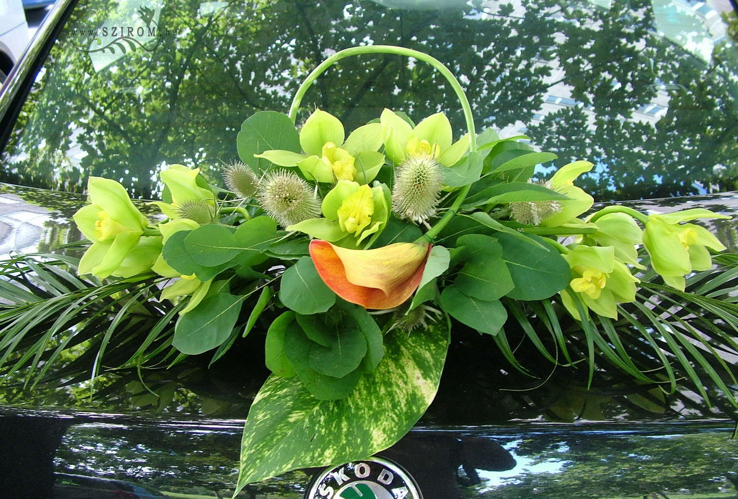 Virágküldés Budapest - ovális autódísz orchideával (kála, eryngium, zöld, narancssárga)