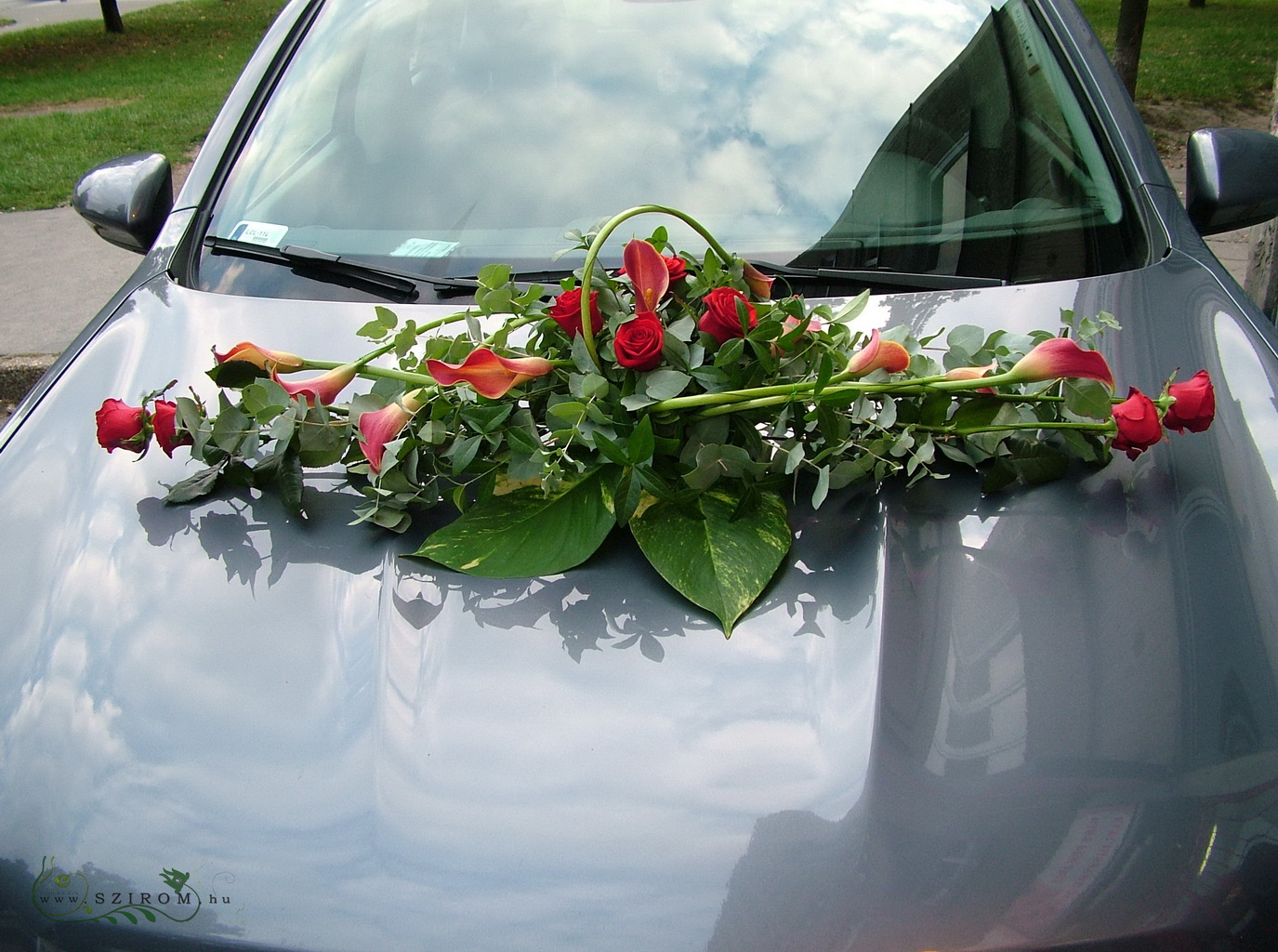 flower delivery Budapest - oval car flower arrangement with roses and callas (red, orange)