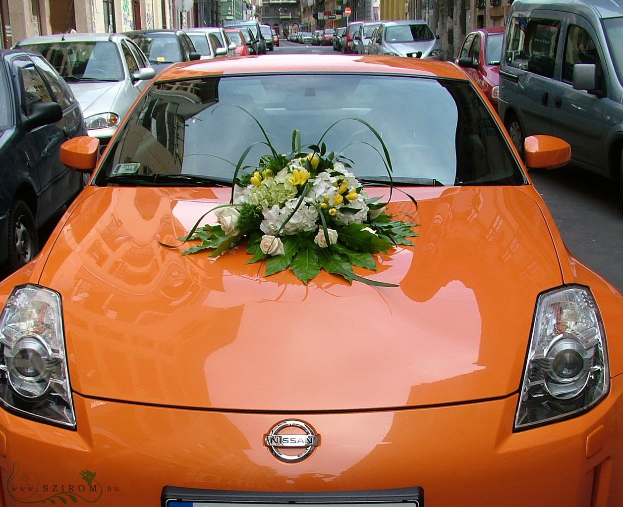 Virágküldés Budapest - kerek autódísz hortenziával (rózsa,hortenzia,frézia, fehér , sárga)