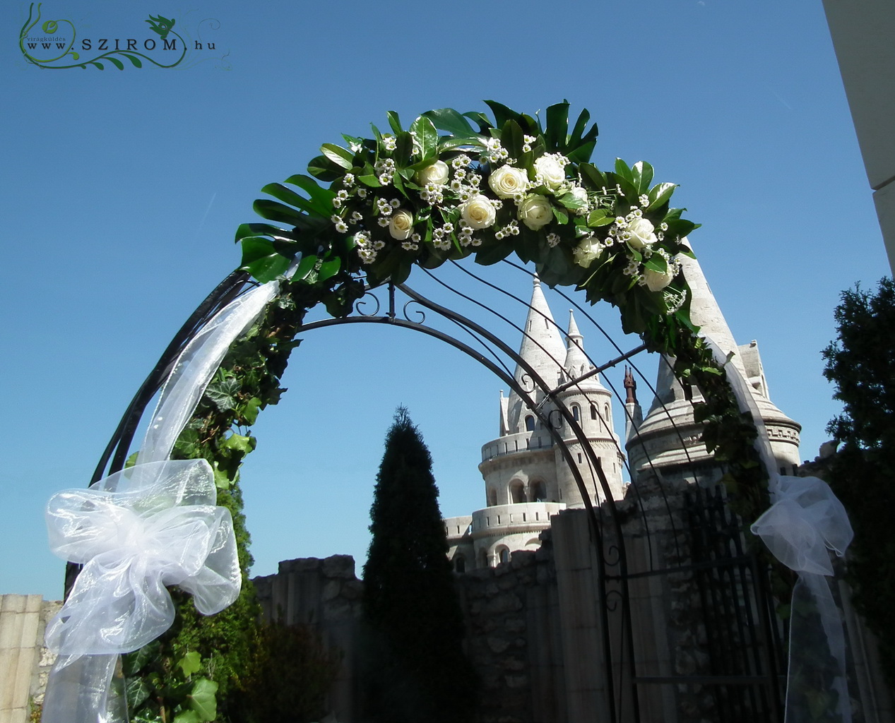 Virágküldés Budapest - boldogság kapu rózsával és santinivel, Hilton (fehér, rózsa, szantini), esküvő