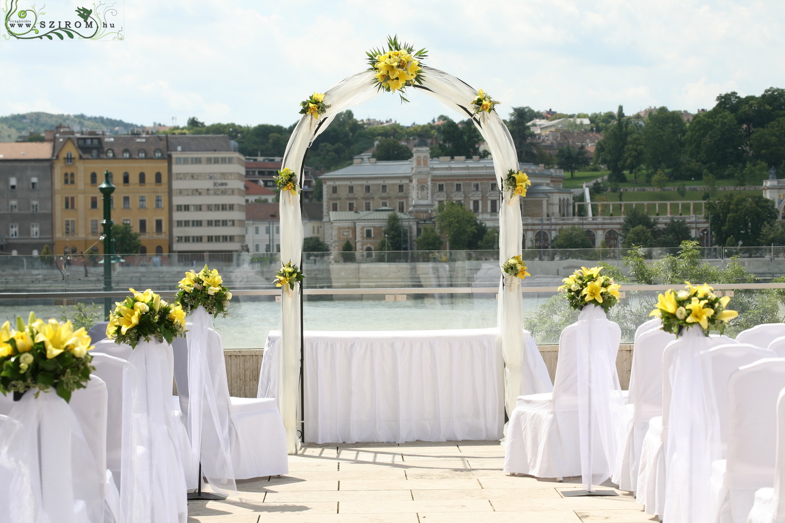 Virágküldés Budapest - Boldogság kapu orchideával, Marriott Hotel terasz (sárga liliom, orchidea), esküvő