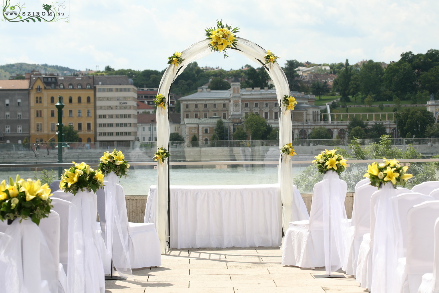 Blumenlieferung nach Budapest - Hochzeitstor mit Orchideen, Marriott Hotel Budapest (gelbe Lilien, Orchideen)