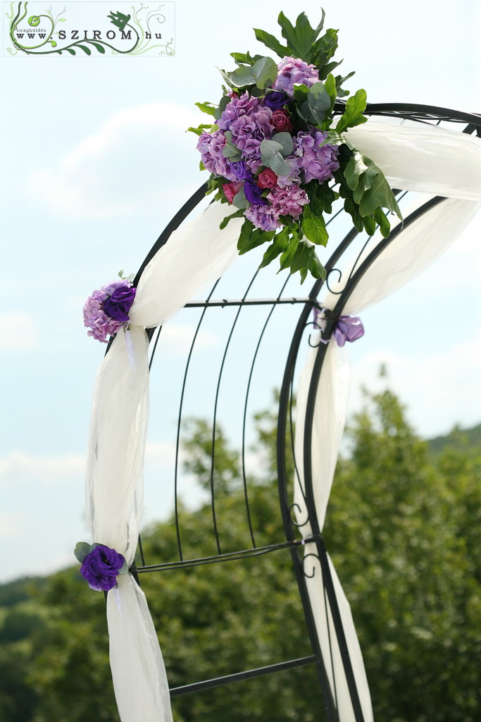 flower delivery Budapest - wedding gate with purple flowers, Petneházy Club