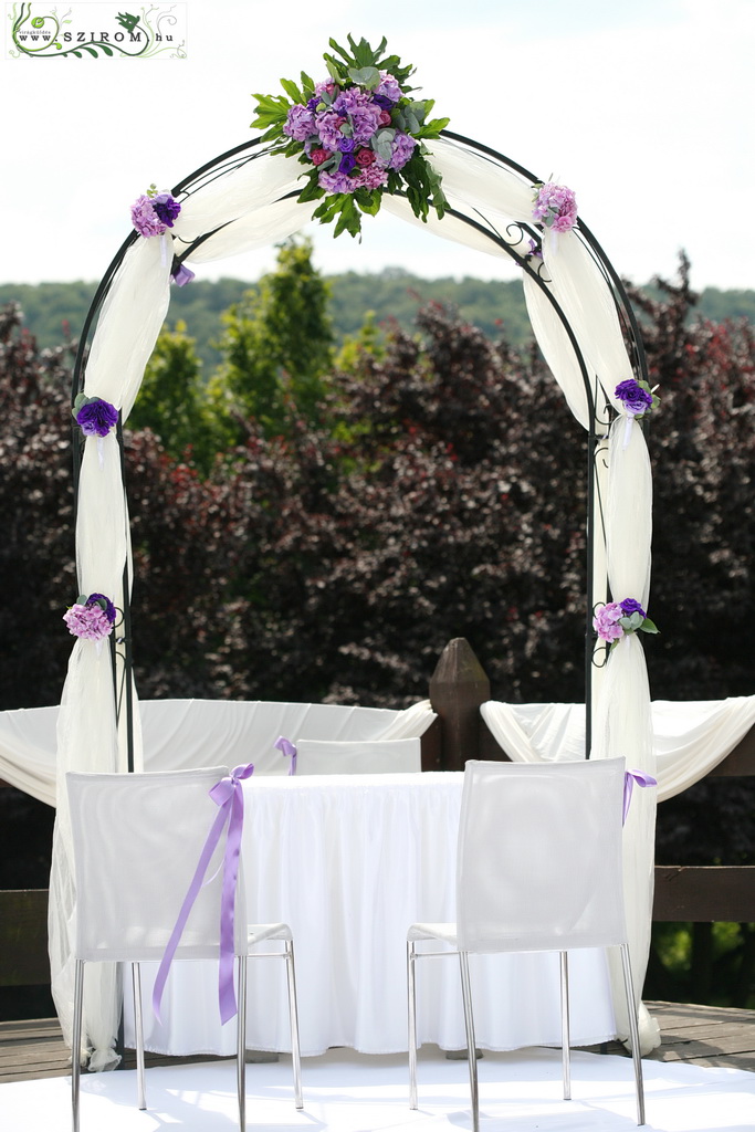 flower delivery Budapest - wedding gate with purple flowers, Petneházy Club