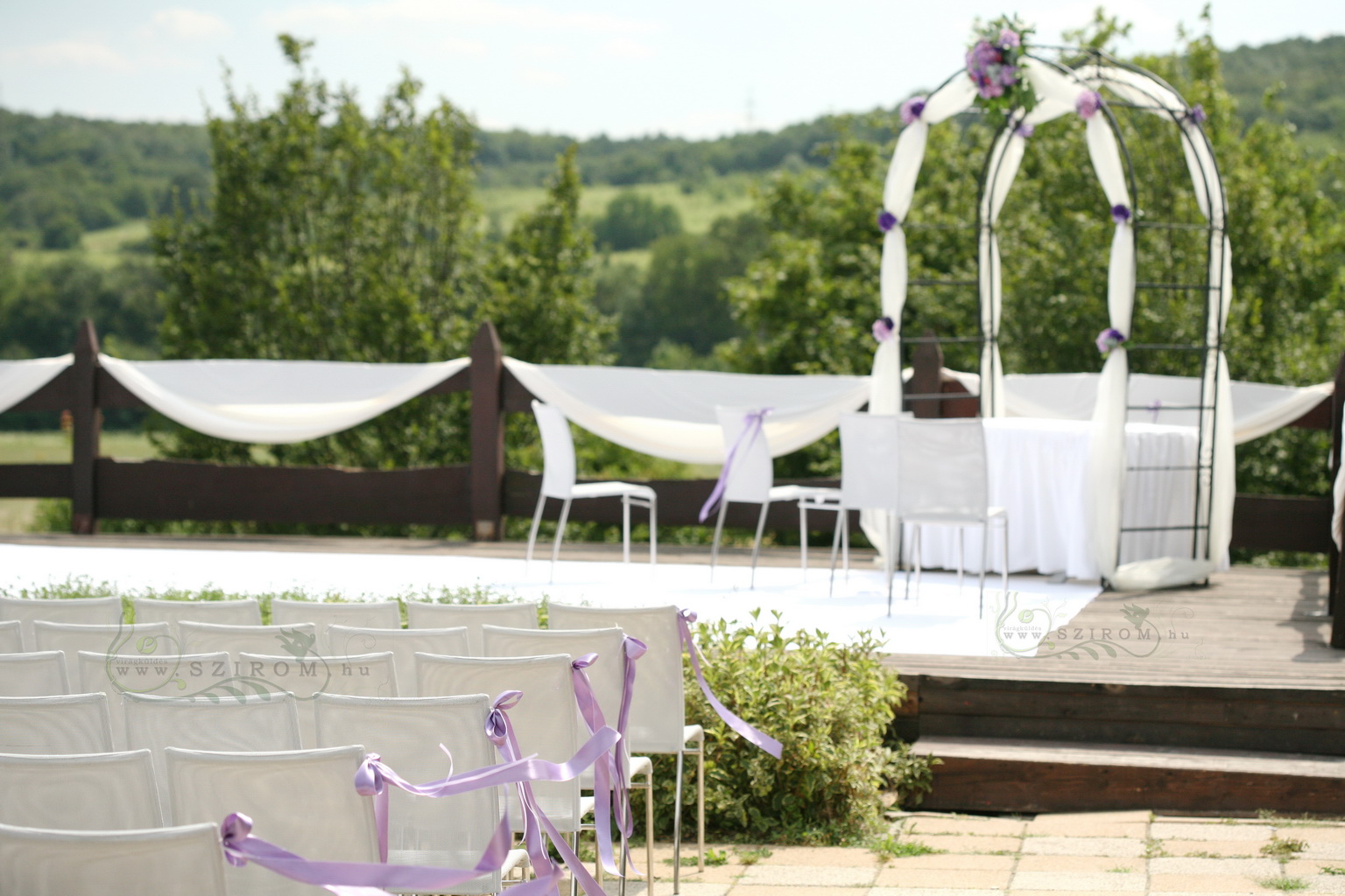 flower delivery Budapest - wedding gate with purple flowers, Petneházy Club