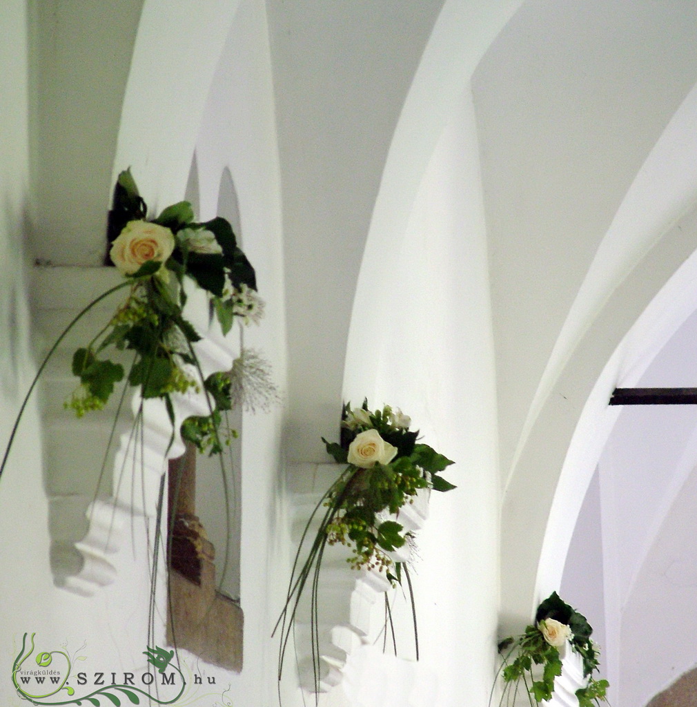 flower delivery Budapest - pillar flower decoration, Vajdahunyad castle, wedding