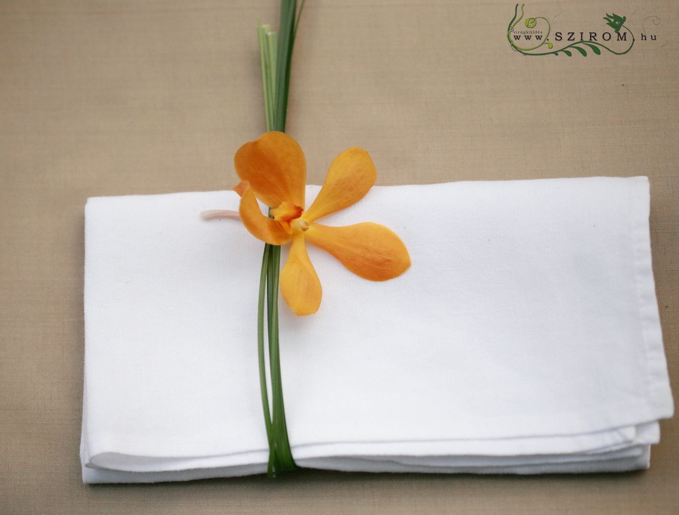 flower delivery Budapest - napkin decor with flowers, orange orchid, wedding