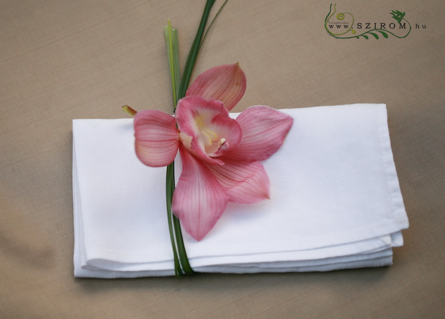Virágküldés Budapest - szalvéta díszítés virággal, rózsaszín orchidea, esküvő