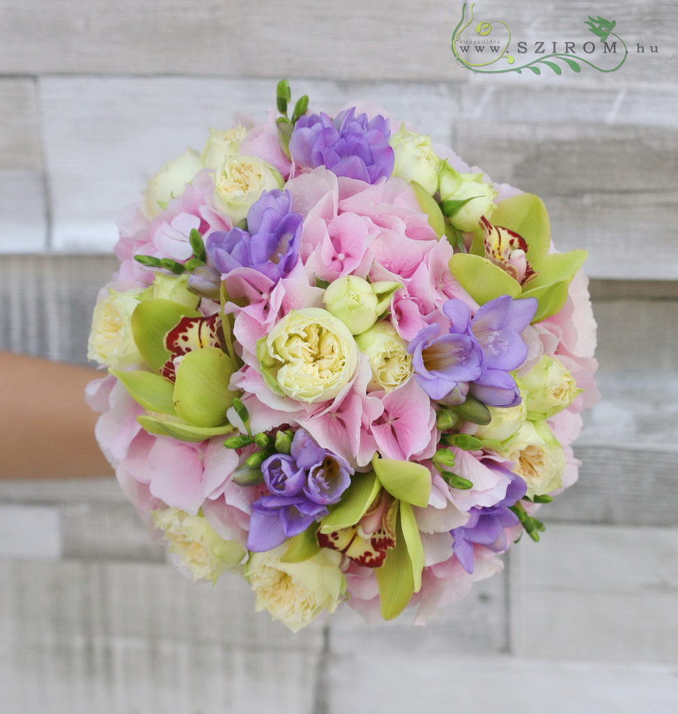 Menyasszonyi csokor hortenziával, fréziával, orchideával, angol rózsával (zöld, krém, lila, rózsaszín)