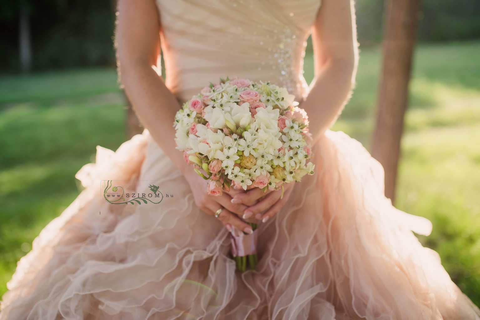 flower delivery Budapest - Bridal bouquet with spray roses and ornithogalums. (white, pink)