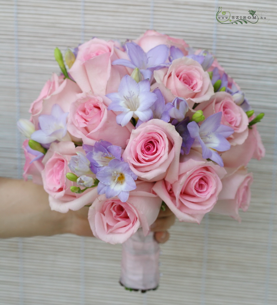 Menyasszonyi csokor rózsával, fréziával (lila, rózsaszín)