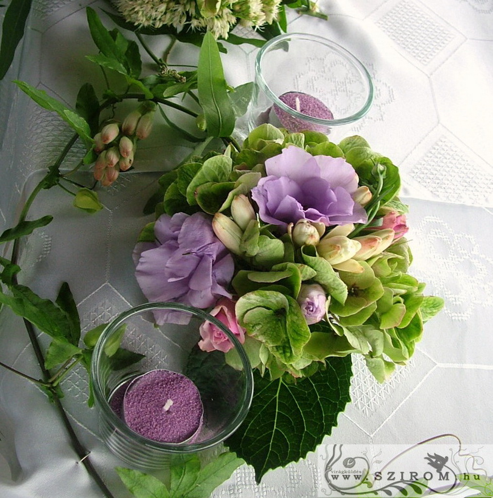 Virágküldés Budapest - Asztaldísz tekergő golgota indákkal (lila, zöld, hortenzia, liziantusz), esküvő