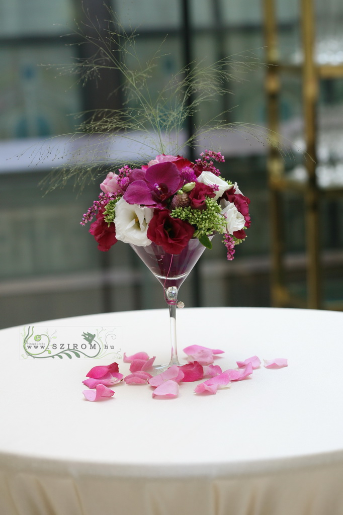 Virágküldés Budapest - Koktélpohár esküvői asztaldísz, Four Seasons Hotel Gresham Palace Budapest (liziantusz, rózsa, orchidea, rózsaszín, bordó)