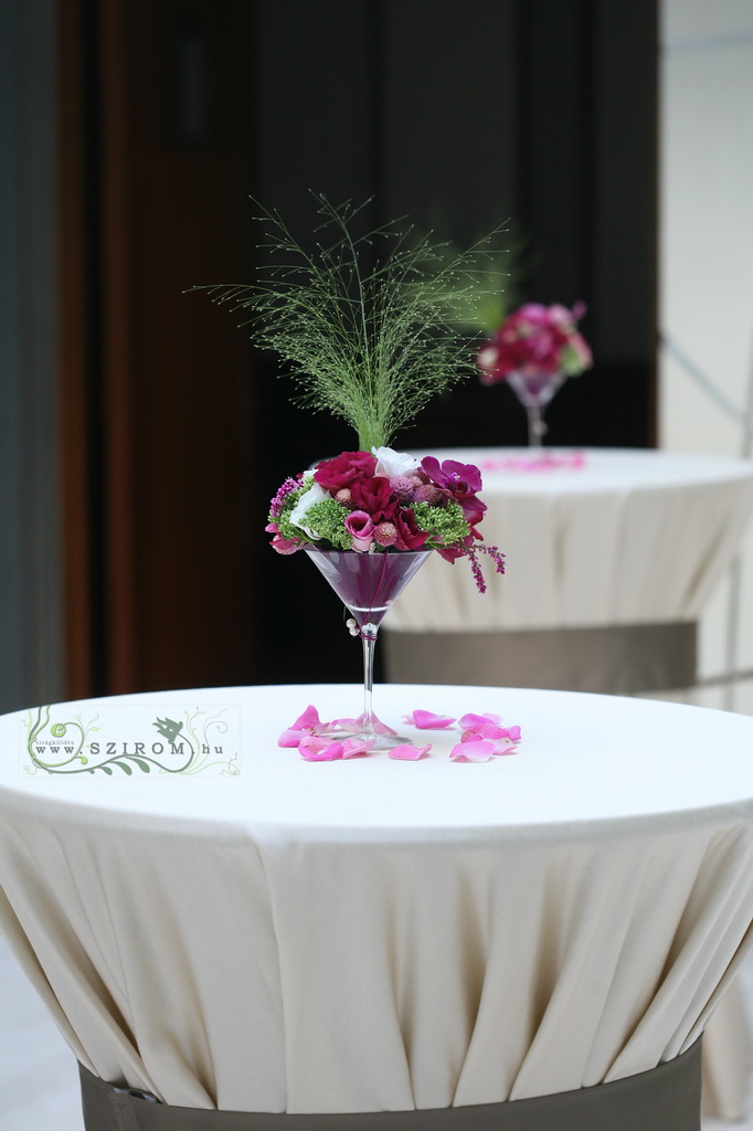 Virágküldés Budapest - Koktélpohár esküvői asztaldísz, 1db, Four Seasons Hotel Gresham Palace Budapest (liziantusz, rózsa, orchidea, rózsaszín, bordó)