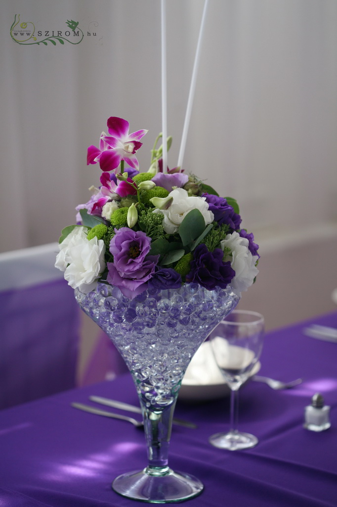 Virágküldés Budapest - Közepes koktélpohár asztaldísz, Csillebérc (dendrobium, liziantusz, lila), esküvő
