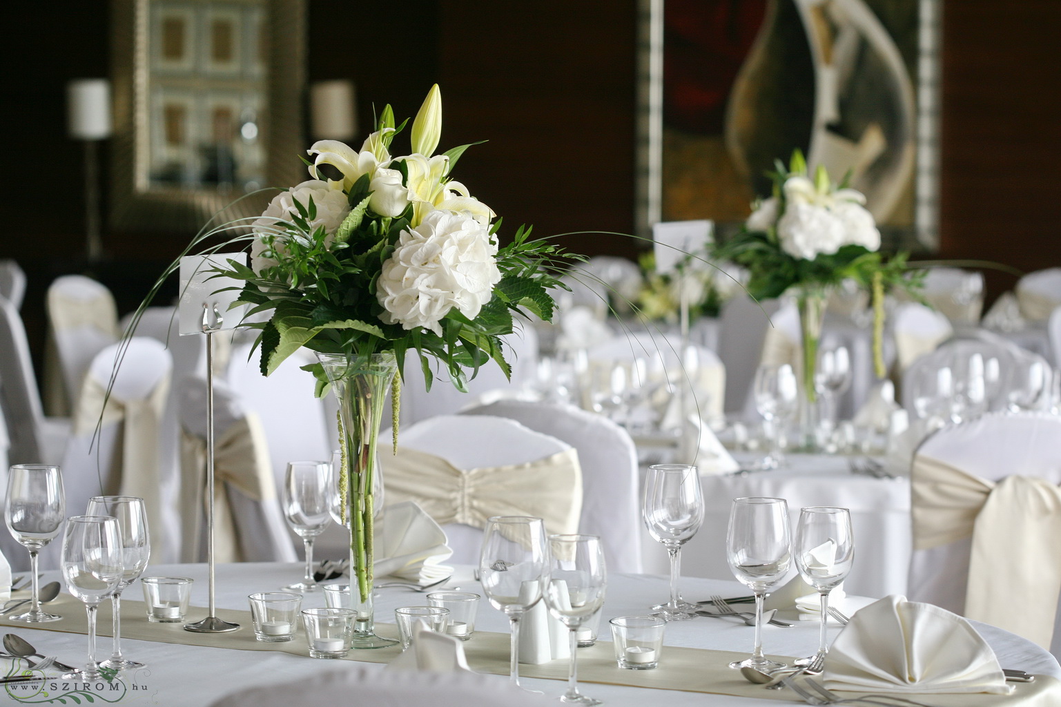 Virágküldés Budapest - Magas vázás asztaldísz fehér liliommal és hortenziával, 1db, Marriott Budapest, esküvő