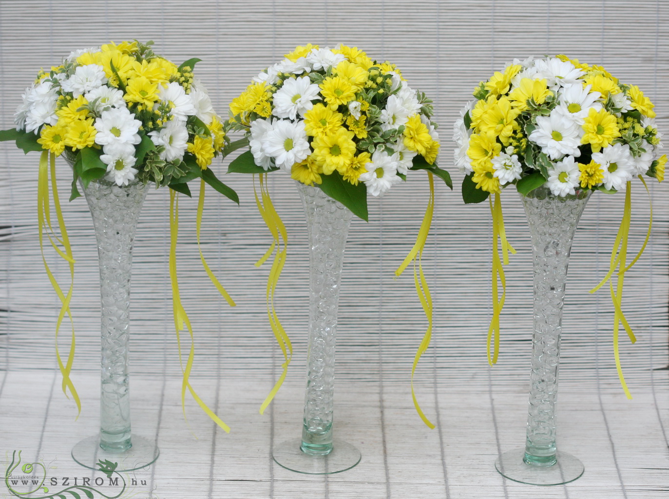 Virágküldés Budapest - Magas vázás asztaldísz margarétakrizivel 1 db (sárga, fehér), esküvő