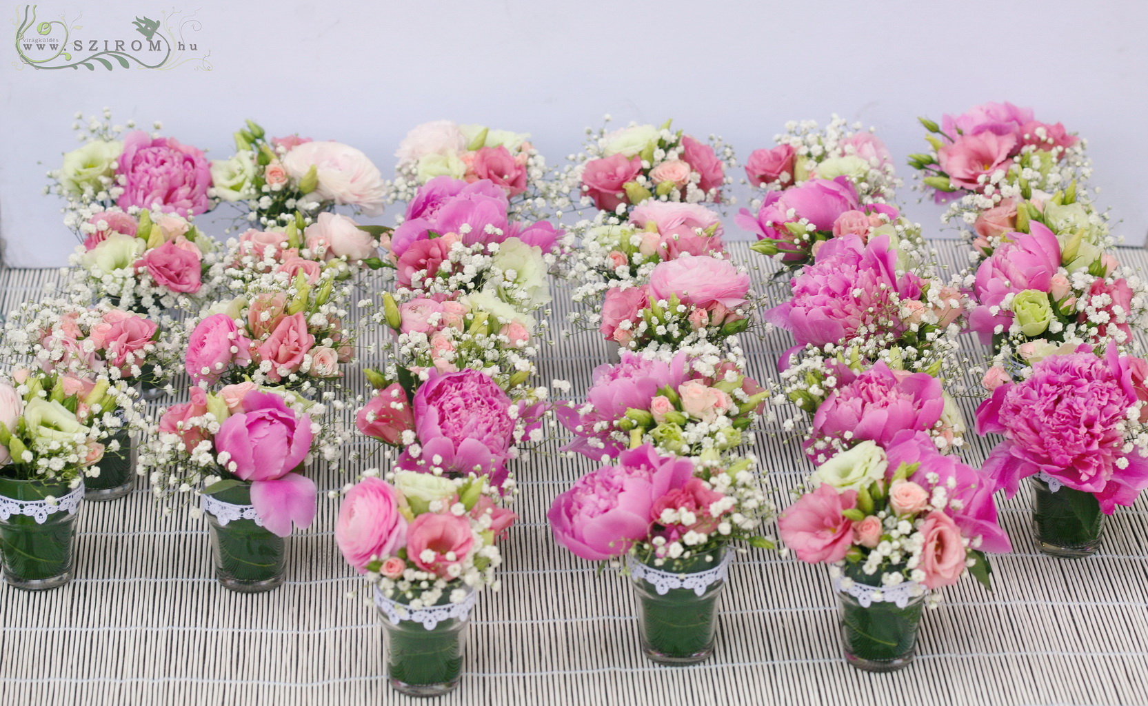 Virágküldés Budapest - Poharas asztaldísz rózsaszín pünkösdi rózsával,  Hemingway Budapest, esküvő