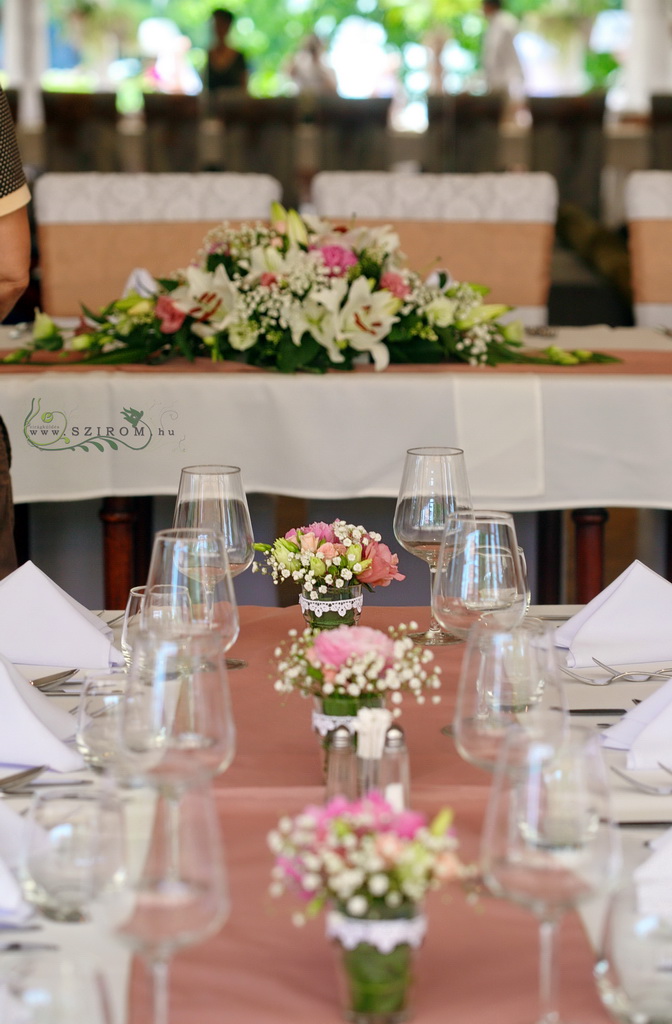 Virágküldés Budapest - Poharas asztaldísz rózsaszín pünkösdi rózsával, Hemingway Budapest, esküvő
