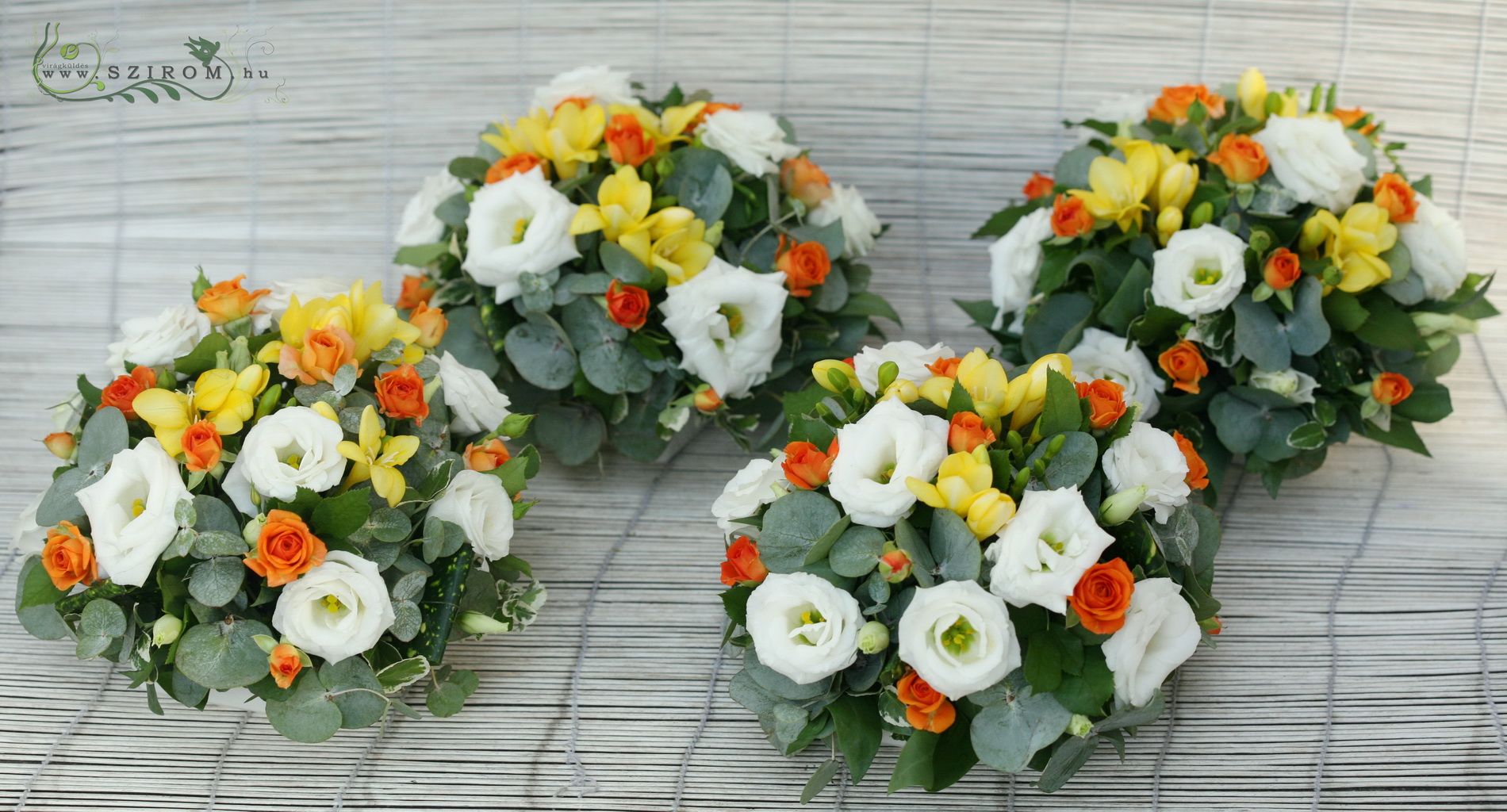 Virágküldés Budapest - Asztaldísz sárga narancs 1db  (liziantusz, bokros rózsa, frézia), esküvő 