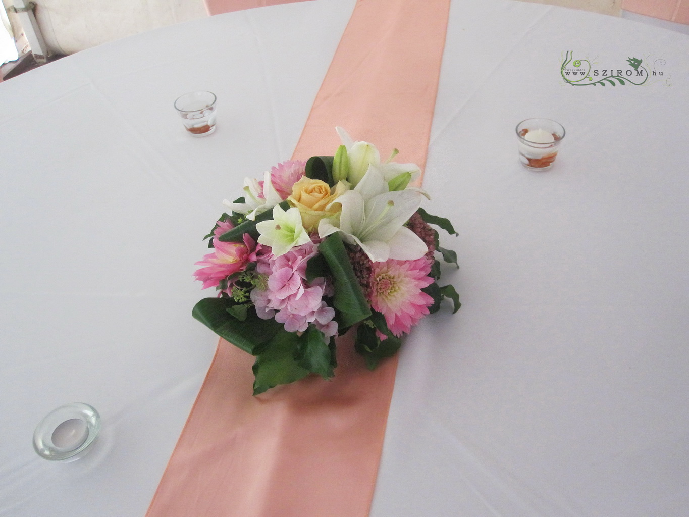 Virágküldés Budapest - Asztaldísz dáliával (rózsaszín, krém), esküvő