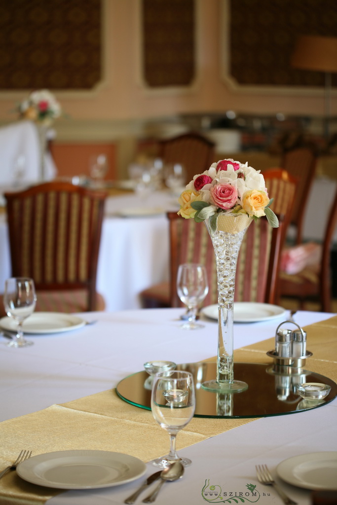 Virágküldés Budapest - Magas vázás asztaldísz hortenziával, Podmaniczky Kastély (barack, rózsaszín, fehér), esküvő