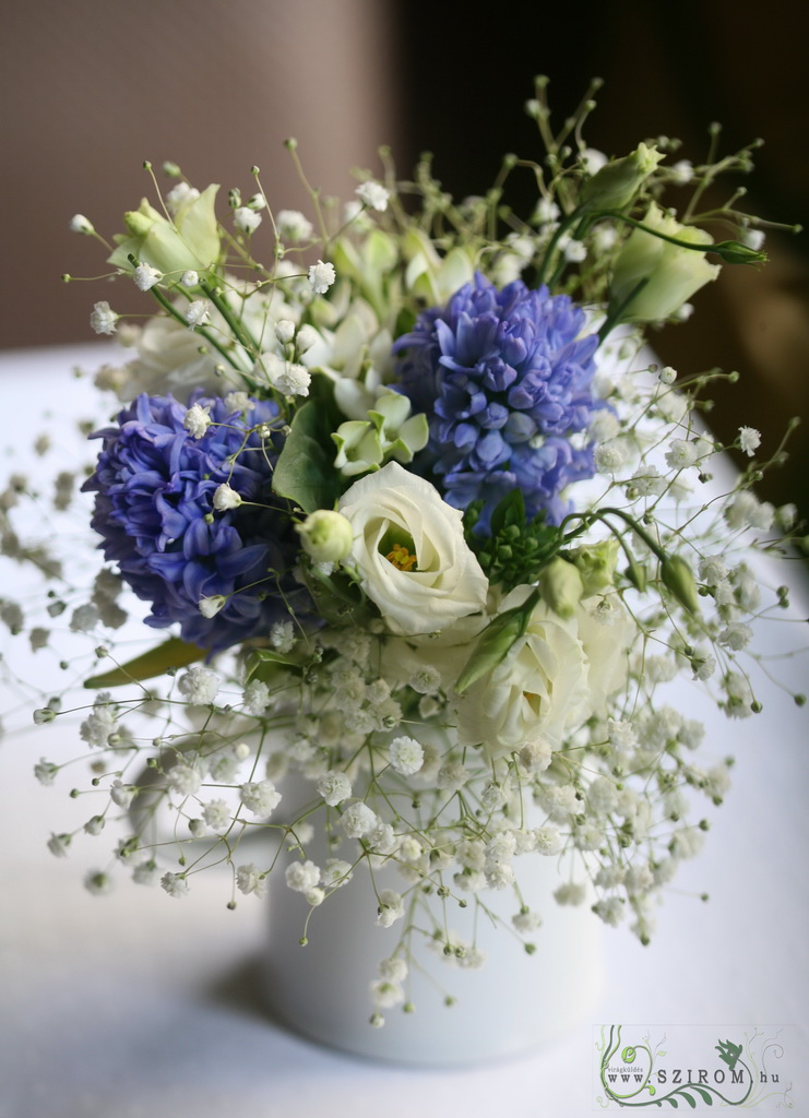 flower delivery Budapest - Centerpiece in milk jug Mezzo Music Restaurant (blue, white, hyacinth, gypsophila, lisianthus), wedding