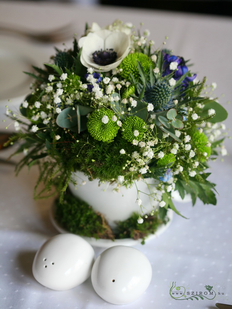 flower delivery Budapest - Centerpiece in cup, with moss, Mezzo Music Restaurant Budapest, (anemone, muscari, krizi, hyacinth, blue, white), wedding