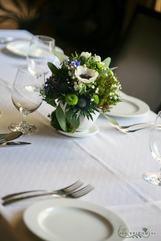 flower delivery Budapest - Centerpiece in cup, with moss, Mezzo Music Restaurant Budapest, (anemone, muscari, krizi, hyacinth, blue, white), wedding