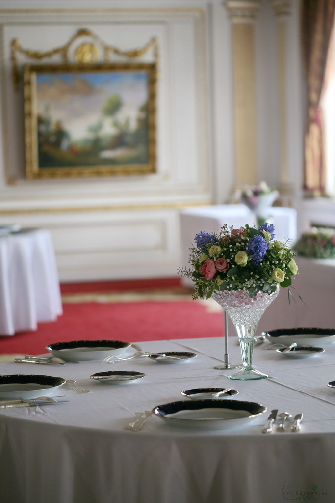 Virágküldés Budapest - Közepes koktélpohár asztaldísz Gundel Budapest (rózsaszín, lila, jácint, angol rózsa), esküvő