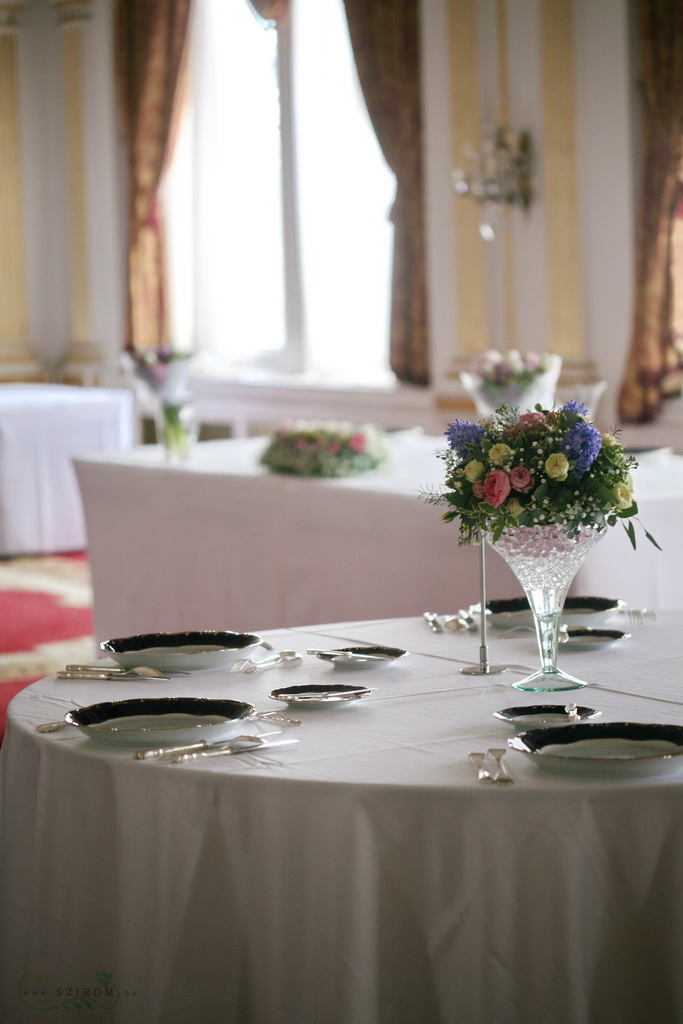 Virágküldés Budapest - Közepes koktélpohár asztaldísz, Gundel Budapest (rózsaszín, fehér, lila, jácint, angol rózsa), esküvő