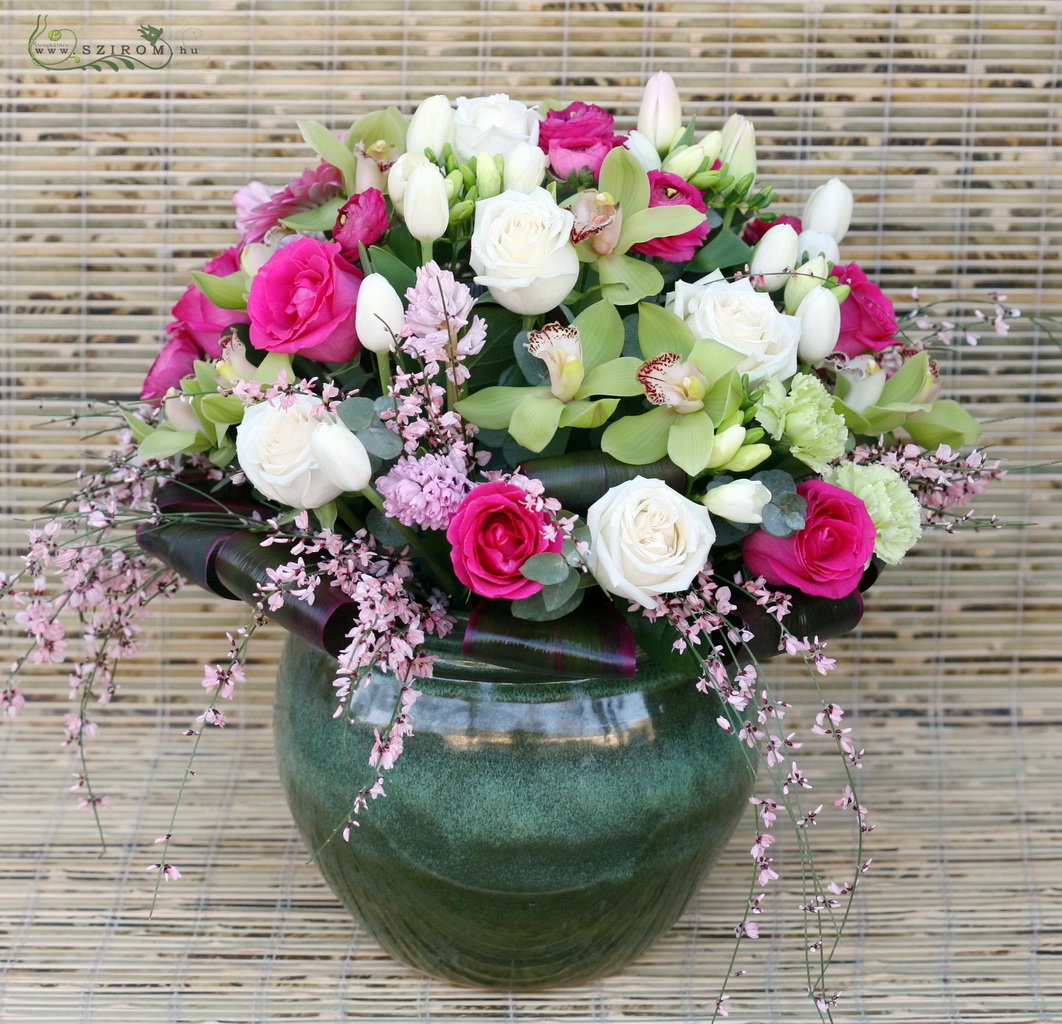 Virágküldés Budapest - Óriás gömb asztaldísz (orchidea, rózsa, tulipán, jácint, boglárka, rózsaszín, zöld, fehér), esküvő
