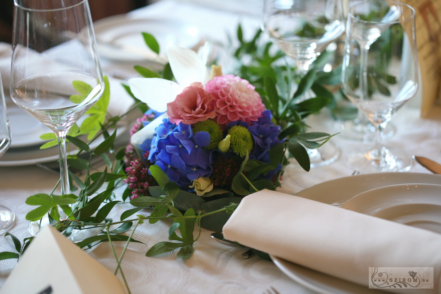 Virágküldés Budapest - Tekergő golgotás asztaldísz 1m, Halászbástya étterem Budapest (kék, lila, dália, hortenzia), esküvő