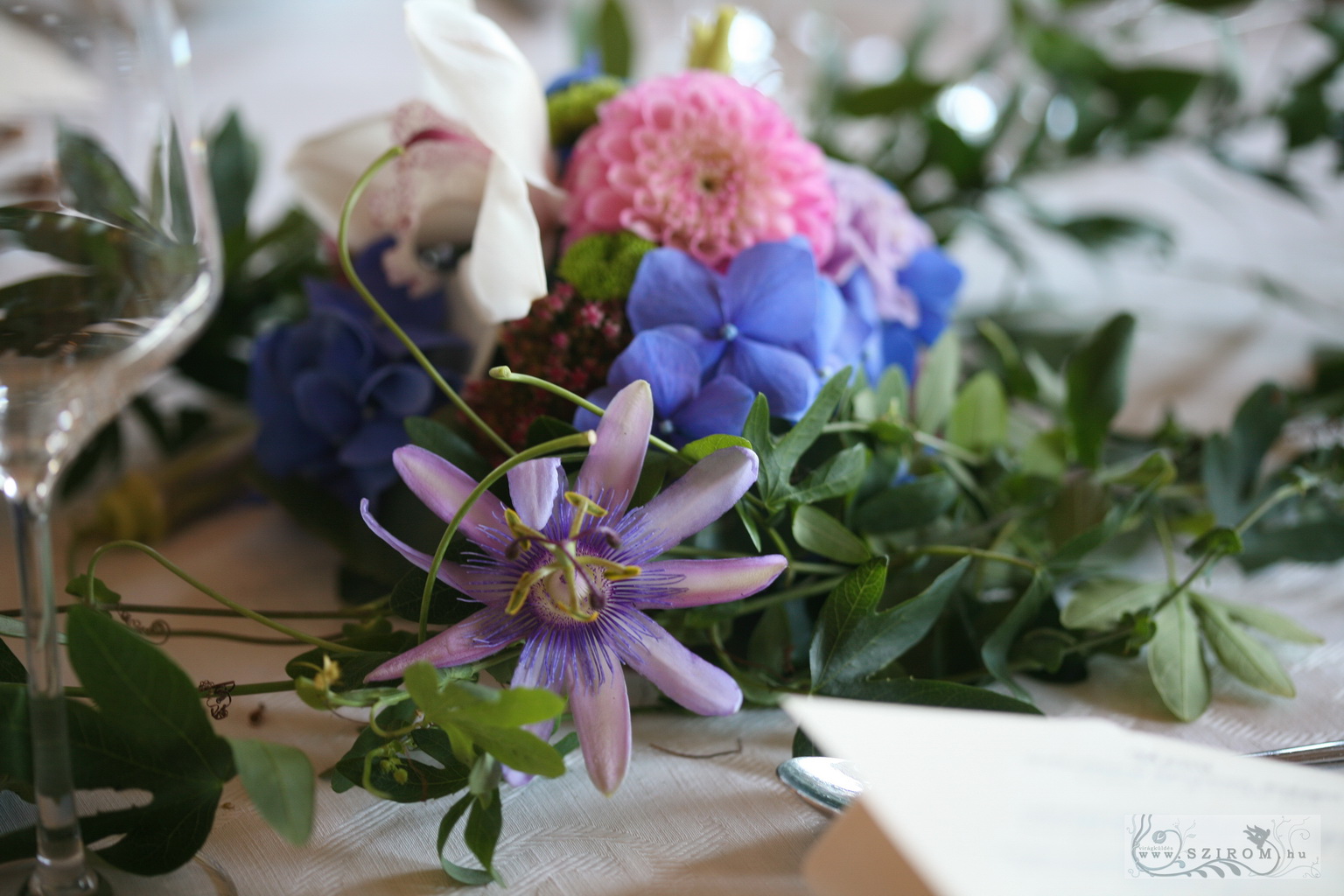Virágküldés Budapest - Tekergő golgotás asztaldísz 1 m, Halászbástya étterem Budapest (kék, lila, dália, hortenzia), esküvő
