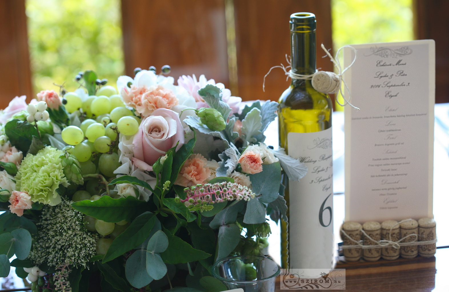 Virágküldés Budapest - Esküvői asztaldísz borászati, szőlős stílus, Haraszthy Vallejo Etyek