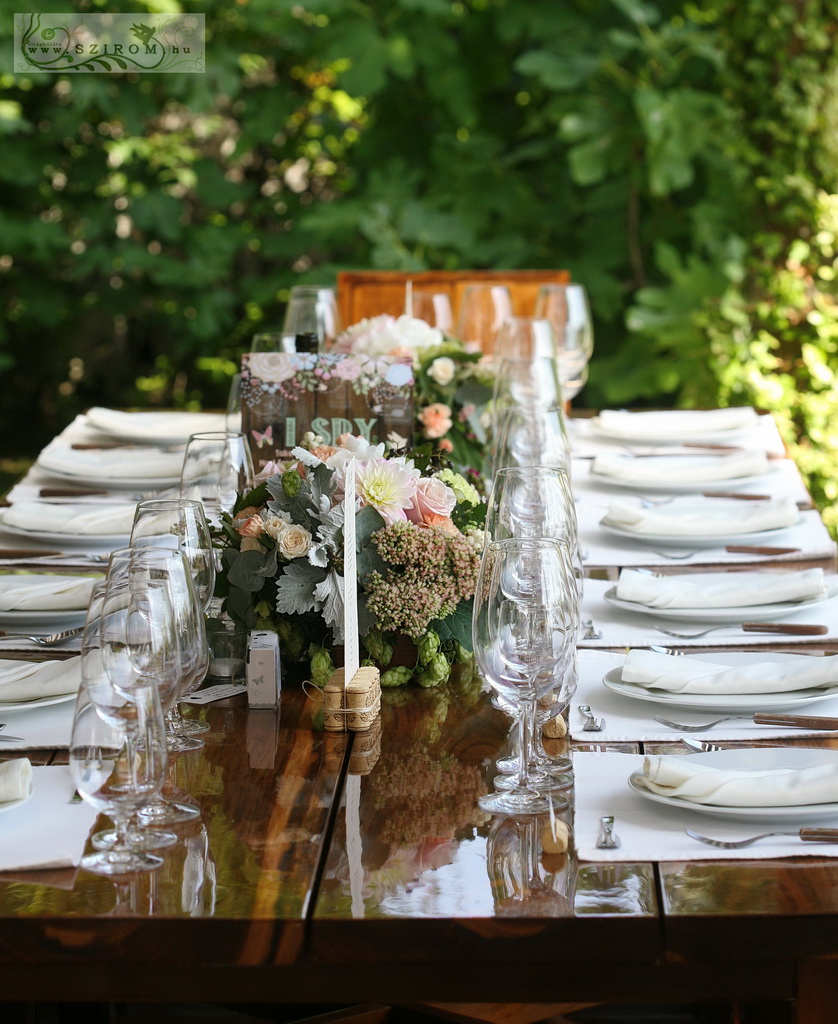 Virágküldés Budapest - Esküvői asztaldísz borászati, szőlős stílus, 1db,  Haraszthy Vallejo Etyek