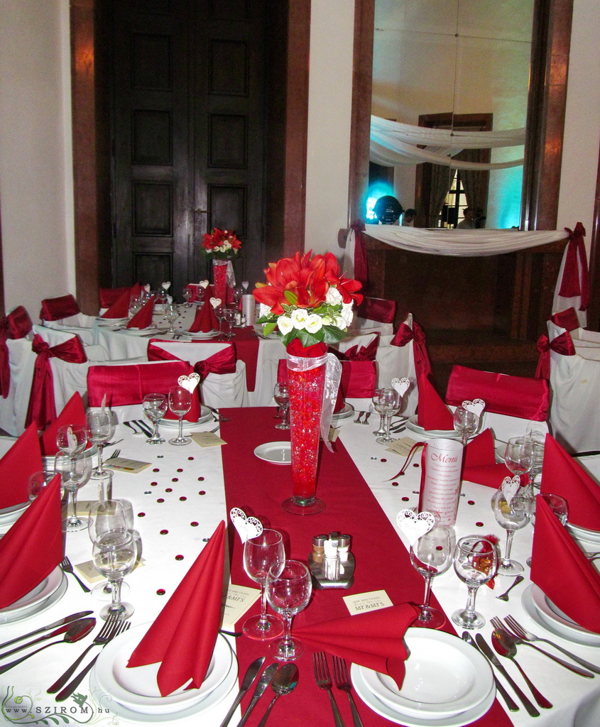 Virágküldés Budapest - Vörös liliomos asztaldísz 1 db Savoyai kastély, esküvő 