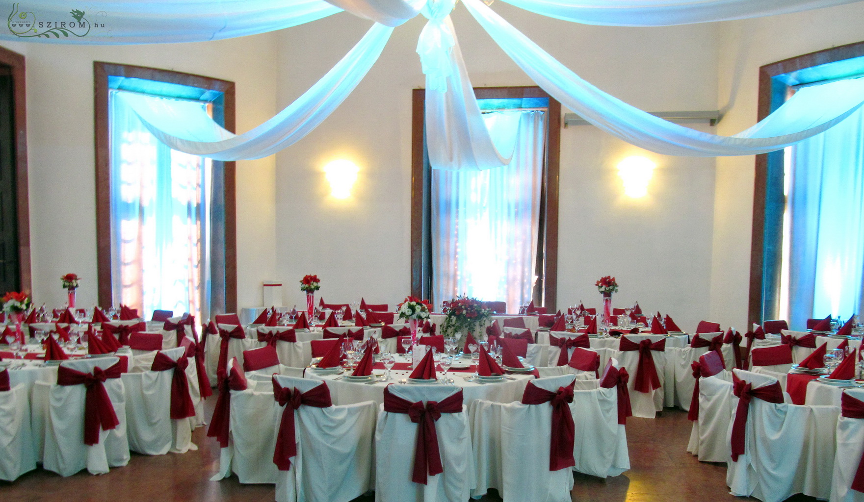 Virágküldés Budapest - Vörös liliomos asztaldísz 1db, Savoyai kastély, esküvő