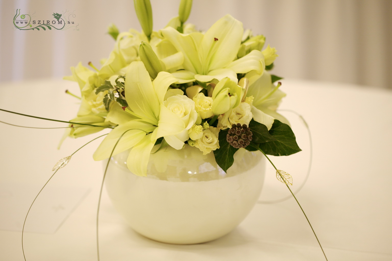 flower delivery Budapest - Lily centerpiece, Corinthia Hotel Budapest (lisianthus, Asiatic lilies, cream), wedding