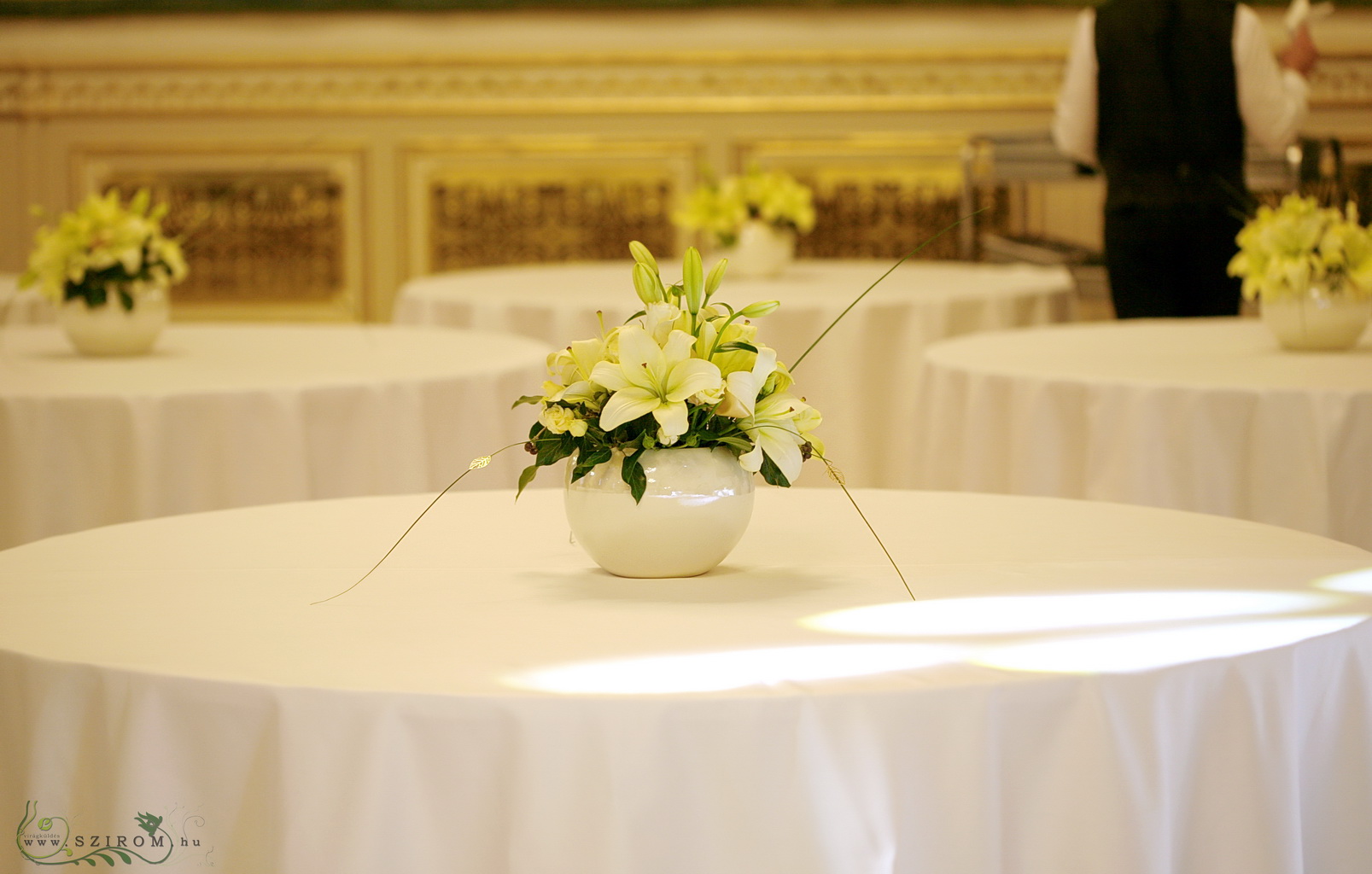 flower delivery Budapest - Lily centerpiece, 1pc, Corinthia Hotel Budapest (lisianthus, Asiatic lilies, cream), wedding