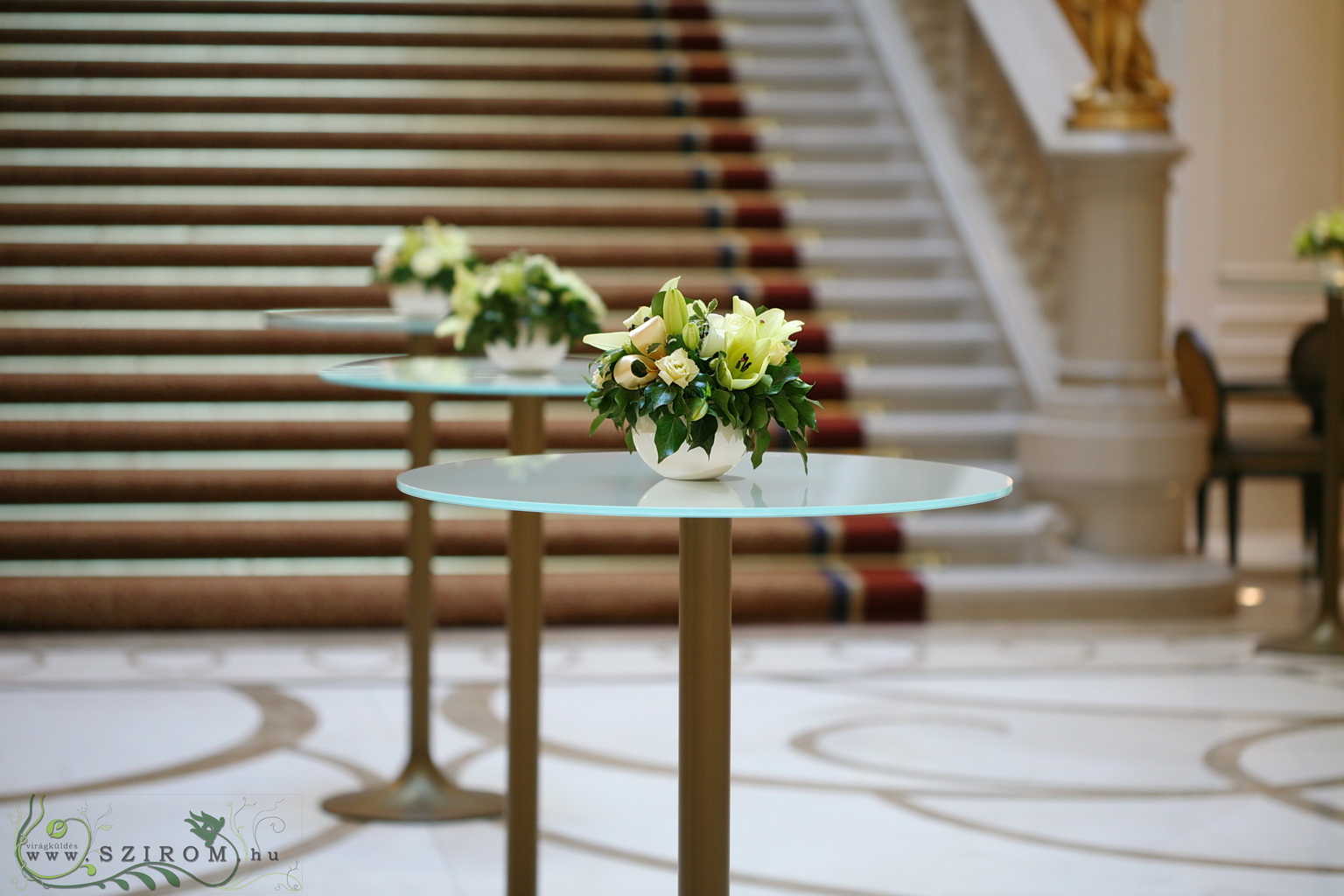 Virágküldés Budapest - Liliomos asztaldísz, 1db, Corinthia Hotel Budapest (liziantusz, ázsiai liliom, krém), esküvő