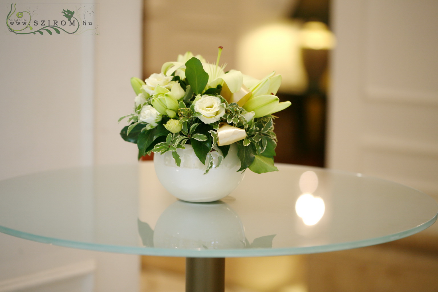 flower delivery Budapest - Lily centerpiece, Corinthia Hotel Budapest (lisianthus, Asiatic lilies, cream), wedding