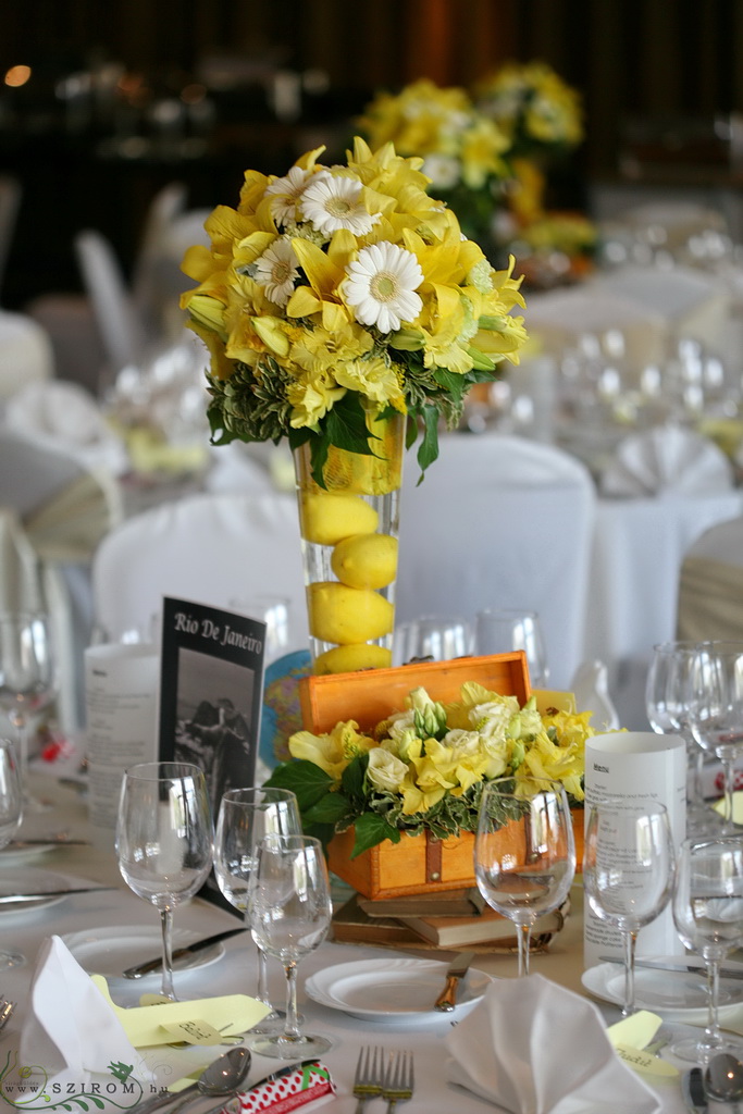 Virágküldés Budapest - Esküvői asztaldísz citromokkal, könyvekkel, Marriott Budapest (kardvirág, liziantusz, sárga)