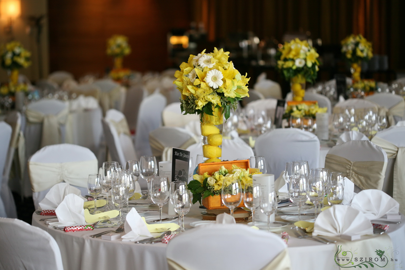 Virágküldés Budapest - Esküvői asztaldísz citromokkal, könyvekkel, 1 szett, Marriott Budapest (kardvirág, liziantusz, sárga)