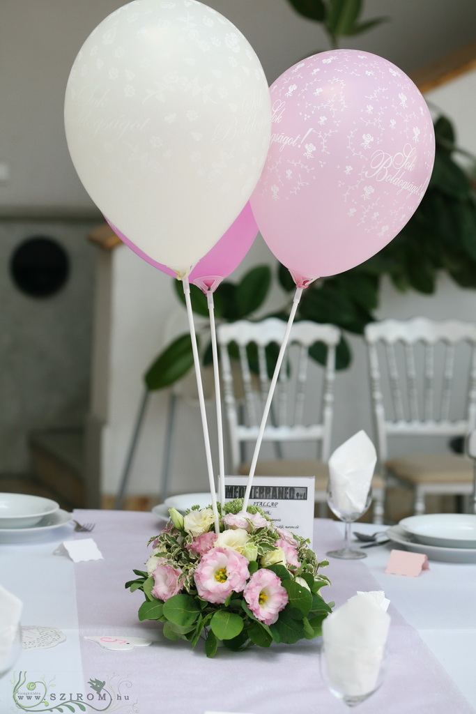 Virágküldés Budapest - Lufis asztaldísz , Pázmány Egyetem, Makovecz kupola, (rózsaszín, fehér), esküvő