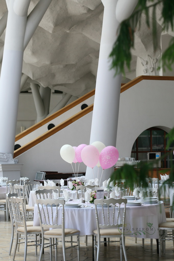 Virágküldés Budapest - Lufis asztaldísz, 1db , Pázmány Egyetem, Makovecz kupola, (rózsaszín, fehér), esküvő