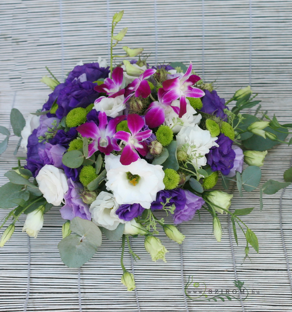 Virágküldés Budapest - Kerek asztaldísz lila, nagyobb ( liziantusz, dendrobium,  lila), esküvő