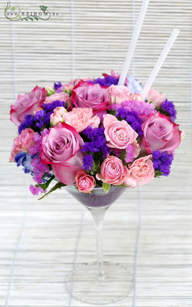Virágküldés Budapest - Asztaldísz kis koktélpohár (lila, rózsaszín, rózsa, szegfű, sóvirág), esküvő