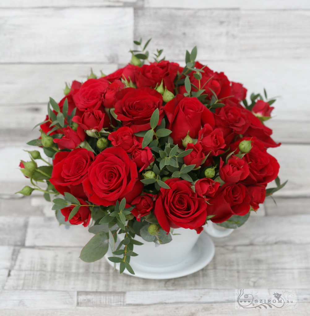 Virágküldés Budapest - Asztaldísz bögrében, vörös bokros rózsával, esküvő
